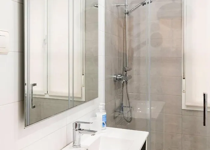 Amplio, Luminoso Y Moderno Cerca Del Casco Viejo